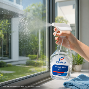 Chai nhựa xịt kính PET 600ml đang được sử dụng để xịt vệ sinh cửa kính