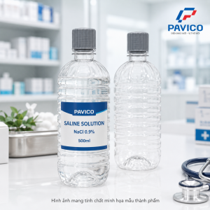 Chai nhựa 500ml CM500 có nhãn Saline Solution trong không gian chăm sóc sạch sẽ