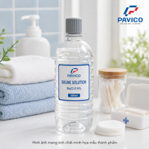 Chai PET CM500 đựng saline solution đặt cùng khăn sạch và bông chăm sóc cá nhân