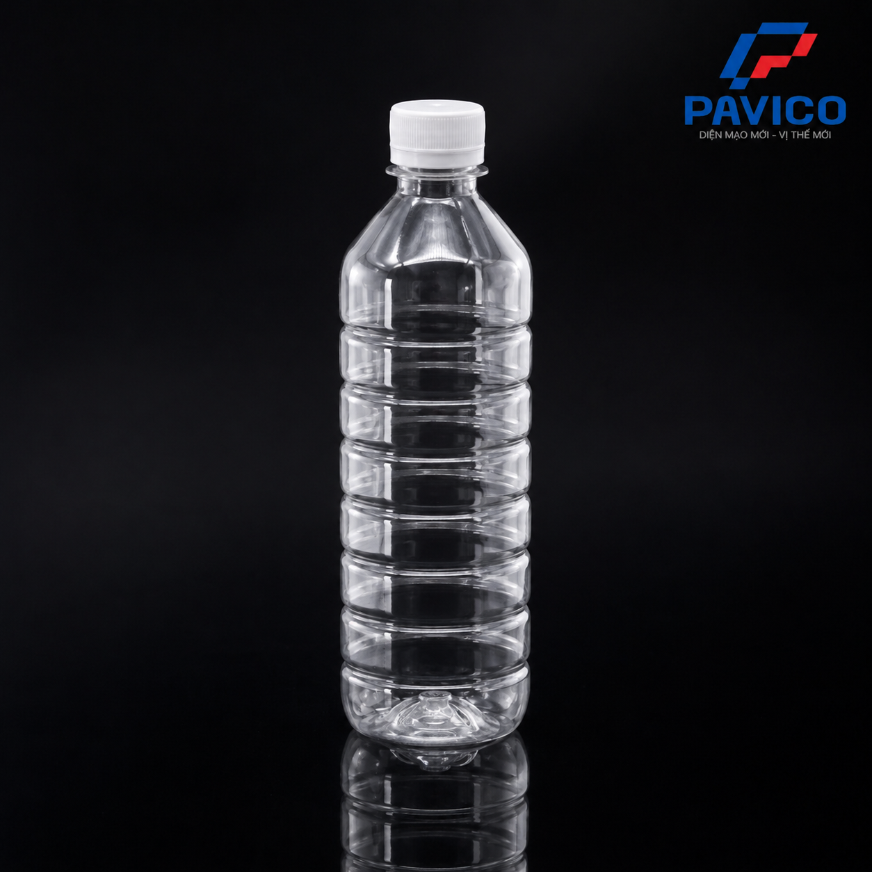Chai nhựa đựng dấm 500ml trên nền tối Chai nhựa đựng dấm PET 500ml trong suốt chụp trên nền đen