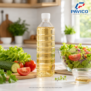 Chai đựng dấm PET 500ml trong suốt đặt cạnh rau củ và salad