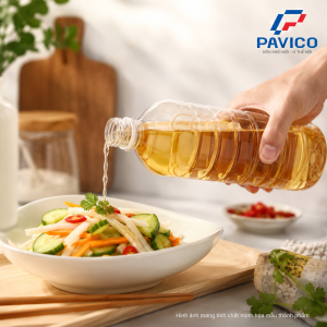 Chai nhựa đựng dấm 500ml minh họa thao tác rót dấm vào món ăn