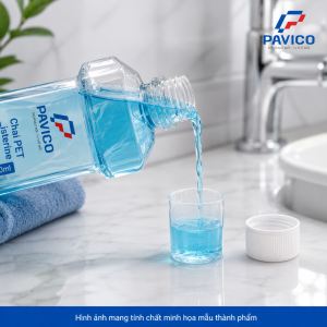 Chai listerin trong suốt đựng nước súc miệng trong phòng tắm